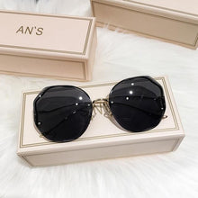 Load image into Gallery viewer, Oulylan 2021 Fashion Tea Gradient Sunglasses Women Ocean Water Cut Trimmed Lens Metal Curved Temples Sun Glasses Female UV400 Dashery Box black China 